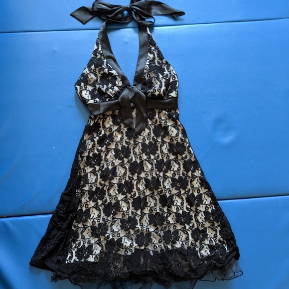 City Triangles Dresses & Skirts - Beautiful black lace dress